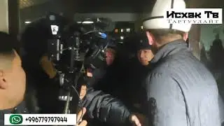 Муфтият Максат ажы Токтомушевди сот залына алып келгенде жакындары ыйлап жиберди.