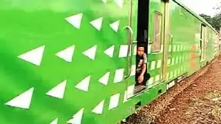 Kereta Api Parcel Sapujagat & Parahyangan melintas Jatinegara