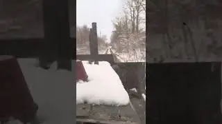 Гусиничный трактор Т 74 мчит по грязи
