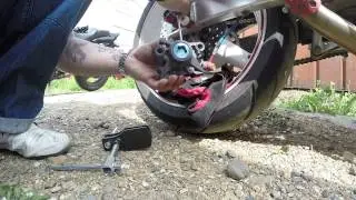 Yamaha R1 98-01 Замена тормозных колодок (Brake pads changing)
