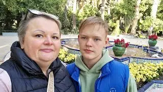 Что бы не произошло, а надо жить сквозь слёзы...