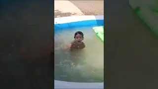 Самый маленький блогер плавец