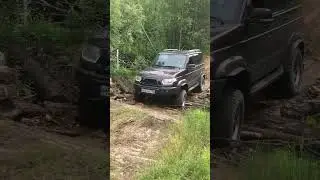 Уаз Патриот на сломанном мосту