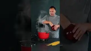 השף מסימיליאנו מכין פסטו עם בלנדר מוט של SMEG