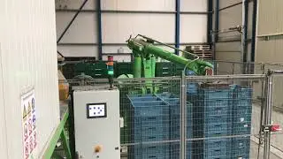 Як робот складає ящики