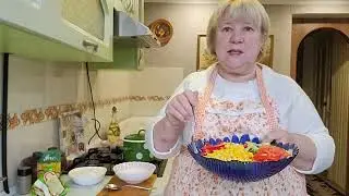 Поздравляю с днем Святого Валентина. Запекла курицу салат овощной.
