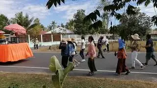 Cerimony from Isaan - The village go to take back home a men finished to practice monk