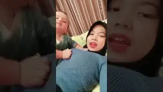 Aih dede ngapain haha dede gemes