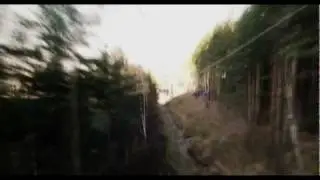 Спуск по канатной дороге в фанпарке 