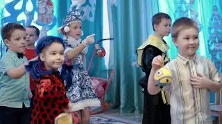 Новогодние игрушки, свечи и хлопушки  Новогодняя песня