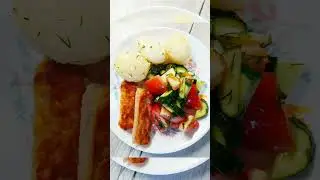 на ужин-палочки из нежнейшего мясного суфле, гарнир-картофель, салат из овощей 🍽