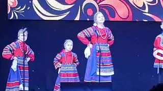 Вика первый раз на сцене...