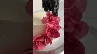 Мои первые вафельные цветы🌺 Как вам такой декор торта?