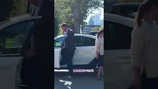Лёва и Катя не опоздали в школу, потому что их родители купили LADA в Брайт Парке!