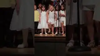 Une fillette de 4 ans en fait à sa tête lors d'un spectacle