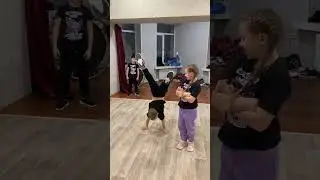 Ходьба на руках кто дальше всех пройдёт 
