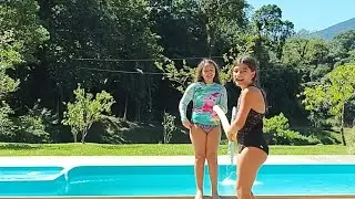 Desafio na piscina com a minha prima: 🎶💦😂deu ruim pra quem?  👀🎤 