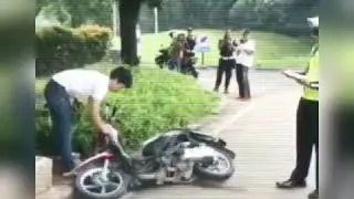 Berkelahi sama motor wkwkwk