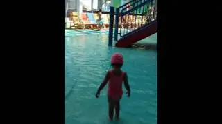 Инжу сама катается с водной горки