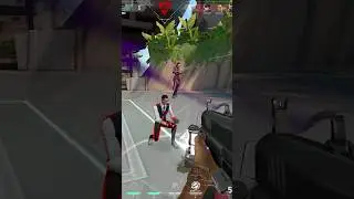 1 vs 3 🙃 clutch timing #shorts #valorant #funnyclips