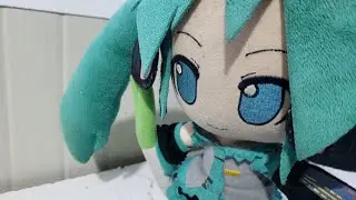 Miku SE LA PIENSA COMER TODA 😋