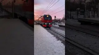 Машинист ведет поезд мегаполис на электровозе ЭП2к 😎 