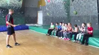 Вручение дипломов Настоящего скалолаза на дне рождения на Дне Рождения на скалодроме у Глеба