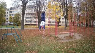 Пенсионер в 65 лет опасно висит вниз головой над работающей дрелью.