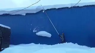 Как убрать нависший снег на краю крыши. How to remove the overhanging snow on the edge of the roof.
