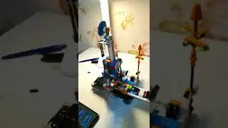 Робот LEGO BOOST собирает маленького робота