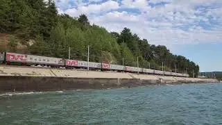 поезда у берега моря! 2ЭС4К с поездом №345 и грузовой поезд под зелёным 2ЭС4К