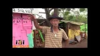 Adelino mora sozinho em uma mini casa de madeira