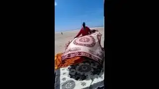 Amigo, ¿por qué? как на испанском пляже весело продают...