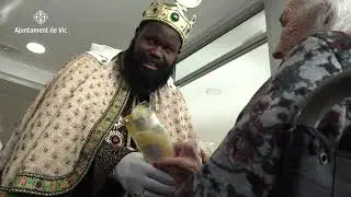 Els Reis d'Orient visiten els centres sociosanitaris de la ciutat de Vic.