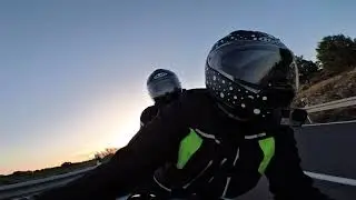 En moto con paquete y se nos pica una BMW
