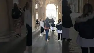 Лувр и уличные музыканты, Париж. #лувр #париж #уличнаямузыка #louvre #streetmusic
