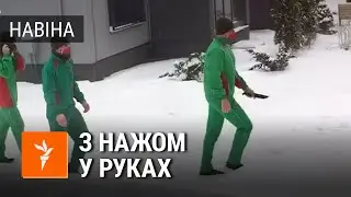 Невядомыя вешаюць на дамы чырвона-зялёныя сьцягі з нажом у руках / Развешивают флаги с ножом в руках