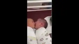 Kardeşinin Yanağını Emerek Uyuyan Bebek