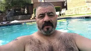 EL OSO ADRIAN  REFRESCÁNDOSE DESPUÉS DE UN DÍA DE TRABAJO Y MUCHA CALOR