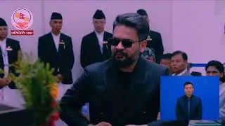 प्रधानमन्त्री टेबुल गर्दै तर बिना आवाज 