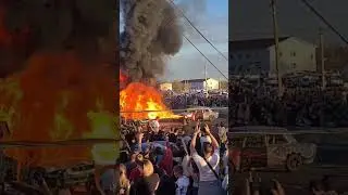 Ваз 2106 с огнеметом сжигает машину