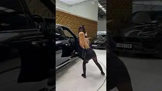 How to close Rolls Royce Cullinan door 