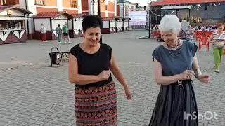 Танцуют подруги 💃💃 Как же нам не веселиться 