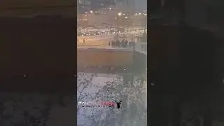 Не проехал мимо.Толкают фуру. Помощь на дороге.