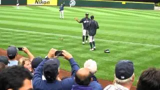 Ichiro takes the field during batting practice
