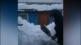 Женщину придавило снегом в Анжеро-Судженске