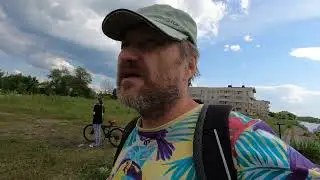 Веселые амазонки прыгающие со скалы в воду