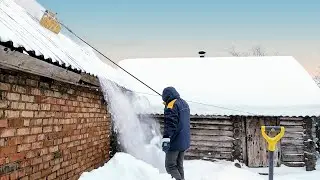 Очистка крыши от снега за 5 минут // КАК УБРАТЬ СНЕГ С КРЫШИ