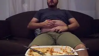 Stuffing myself with 1kg lasagna