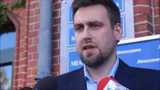 Konferencja Nowoczesnej przed Urzędem Miasta Torunia ws. miejskiego programu In vitro
